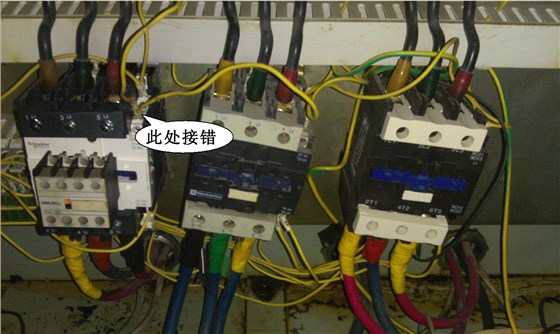 中央空调系统维修现场图—更换压缩机接触器时接线错误示意图