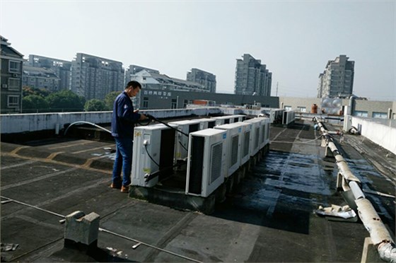 多佳维空调系统运维服务中心中央空调清洗现场图实拍